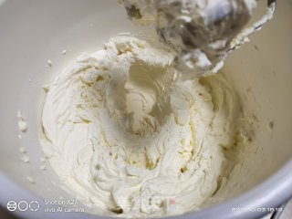 火龙果奶油蛋糕，10月3日女儿生日那天做的，简单大方，好吃不甜不腻，口感特别好的做法步骤：2