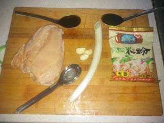 粉蒸鸡胸肉的做法步骤：1