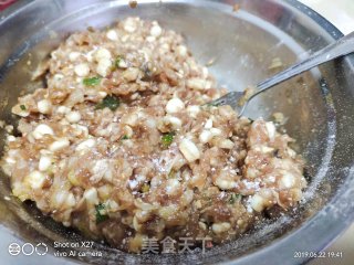 北方人喜欢吃饺子，作为南方人的我也喜欢吃面食，美味的一盘饺子，不比外面卖的差，操作简单！一份玉米肉末饺子的做法步骤：1