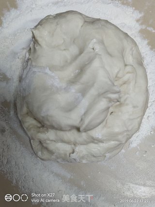 北方人喜欢吃饺子，作为南方人的我也喜欢吃面食，美味的一盘饺子，不比外面卖的差，操作简单！一份玉米肉末饺子的做法步骤：2
