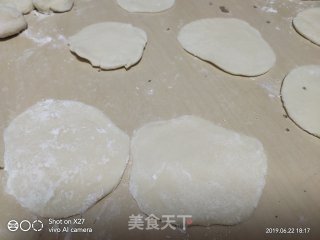 北方人喜欢吃饺子，作为南方人的我也喜欢吃面食，美味的一盘饺子，不比外面卖的差，操作简单！一份玉米肉末饺子的做法步骤：4