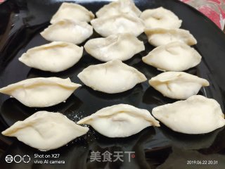 北方人喜欢吃饺子，作为南方人的我也喜欢吃面食，美味的一盘饺子，不比外面卖的差，操作简单！一份玉米肉末饺子的做法步骤：6