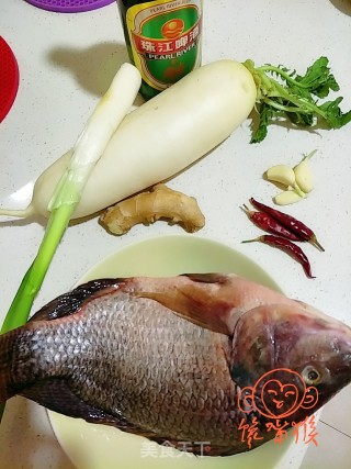 罗非鱼炖白萝卜的做法步骤：1