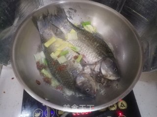 红烧鲫鱼的做法步骤：3