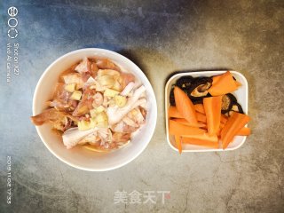 胡萝卜香菇炖鸡肉，一道鲜美可口的家常下饭汤汁，炖了50分钟，汤很好喝的做法步骤：1