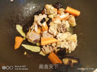 胡萝卜香菇炖鸡肉，一道鲜美可口的家常下饭汤汁，炖了50分钟，汤很好喝的做法步骤：4
