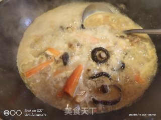 胡萝卜香菇炖鸡肉，一道鲜美可口的家常下饭汤汁，炖了50分钟，汤很好喝的做法步骤：7