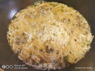 又是一碗入冬暖心的爱心汤，有点微辣的感觉，超级好吃美味！金针菇肥牛汤！的做法步骤：4