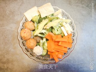 胡萝卜西蓝花豆腐炖丸子，一道鲜美的暖冬家常汤的做法步骤：1