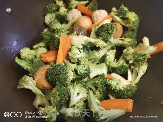 胡萝卜西蓝花豆腐炖丸子，一道鲜美的暖冬家常汤的做法步骤：2