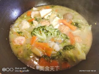 胡萝卜西蓝花豆腐炖丸子，一道鲜美的暖冬家常汤的做法步骤：5