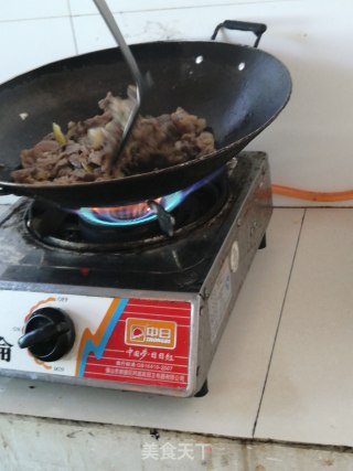 牛肉炒辣椒的做法步骤：9