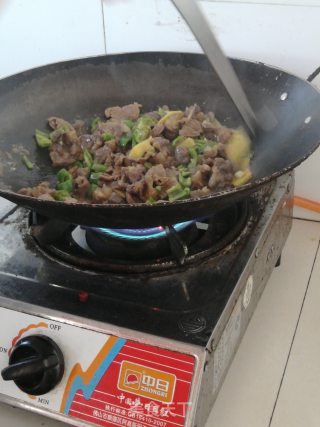 牛肉炒辣椒的做法步骤：13