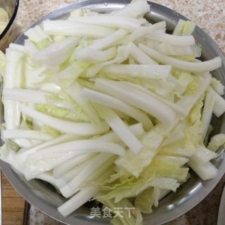 五花肉炖白菜冻豆腐的做法步骤：2