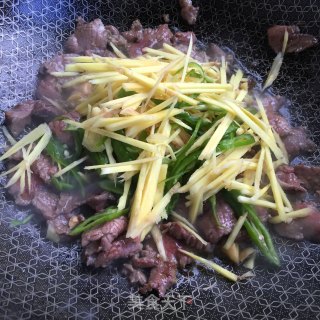 子姜炒牛里脊肉的做法步骤：6