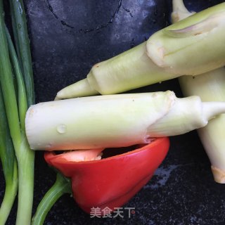 清炒茭白木耳的做法步骤：1