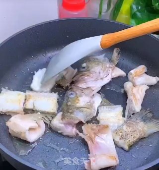 番茄鲈鱼的做法步骤：3