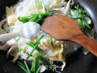 鸭蛋平菇炒米面的做法步骤：6
