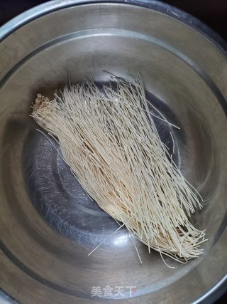 酸汤面条的做法步骤：1
