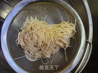 酸汤面条的做法步骤：2