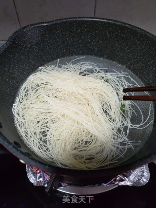 酸汤面条的做法步骤：3