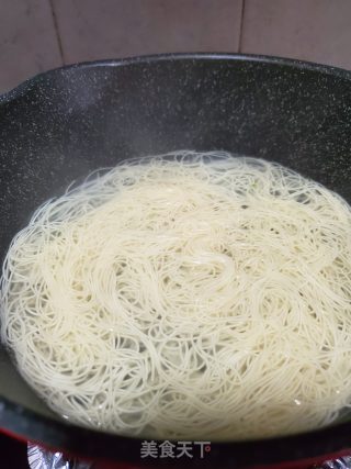 酸汤面条的做法步骤：4