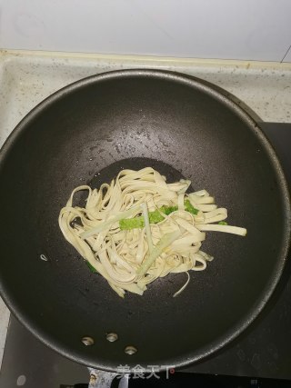 白菜炒豆皮的做法步骤：3