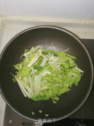 白菜炒豆皮的做法步骤：4