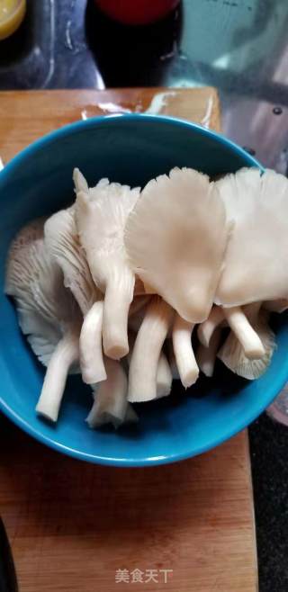 平菇炒肉片的做法步骤：1