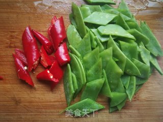 荷兰豆红椒炒鸡蛋的做法步骤：1