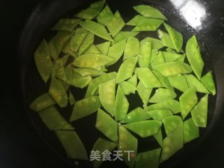 荷兰豆红椒炒鸡蛋的做法步骤：2