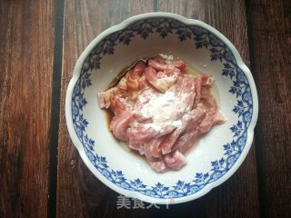 螺丝椒香菇炒牛柳的做法步骤：2