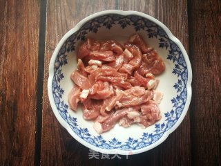 螺丝椒香菇炒牛柳的做法步骤：4