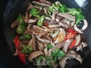 螺丝椒香菇炒牛柳的做法步骤：12