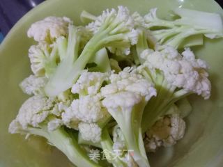 散花菜炒鸡胸肉的做法步骤：1