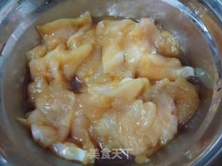 散花菜炒鸡胸肉的做法步骤：2