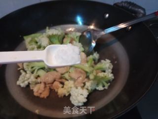 散花菜炒鸡胸肉的做法步骤：7