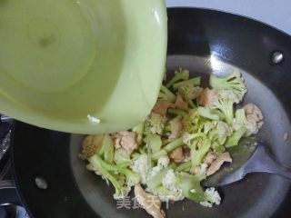 散花菜炒鸡胸肉的做法步骤：10