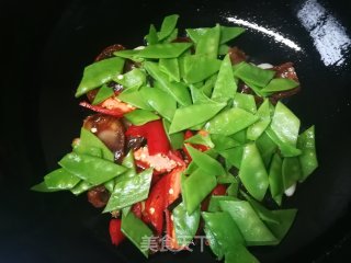 荷兰豆红椒炒腊肠的做法步骤：8