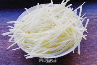 泡椒土豆丝的做法步骤：1