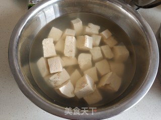 白菜五花肉炖冻豆腐的做法步骤：1