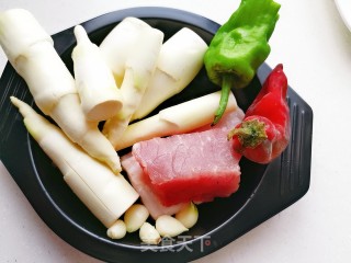 茭白炒肉的做法步骤：1