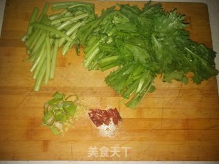 清炒茼蒿的做法步骤：2
