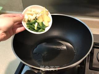 潮汕咸菜炒生蚝的做法步骤：6