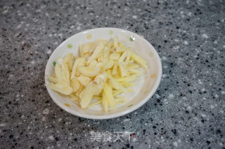 青椒炒香干的做法步骤：2