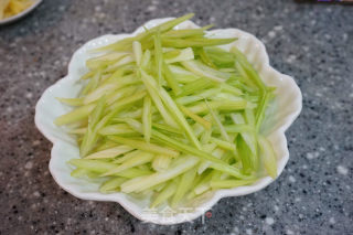 青椒炒香干的做法步骤：3