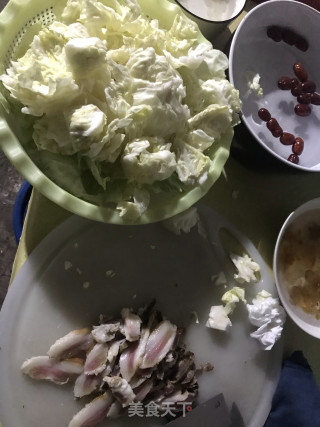 腊肉包菜的做法步骤：1