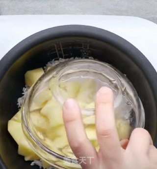 火腿肠土豆焖饭的做法步骤：1