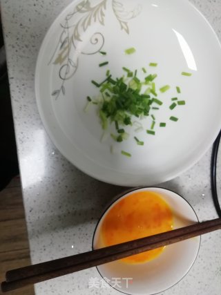 平菇炒鸡蛋的做法步骤：2