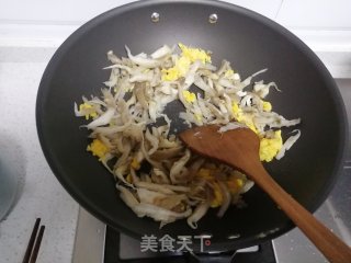 平菇炒鸡蛋的做法步骤：5